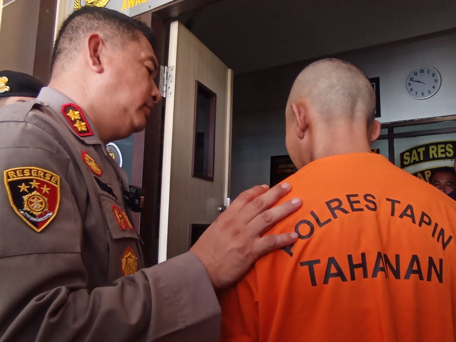 DITANGKAP: Kapolres Tapin AKBP Jimmy Kurniawan menanyai pelaku pencabulan anak di bawah umur dari Batola hingga gadis itu disetubuhi lima hari. (Foto: Rasidi Fadli/Radar Banjarmasin)