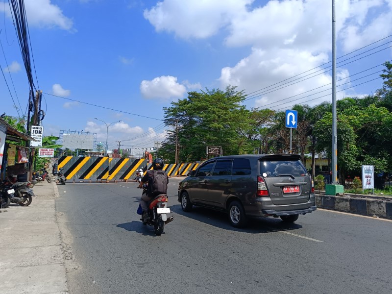 TUTUP: Suasana penutupan total jalan A Yani Km 31 Banjarbaru.