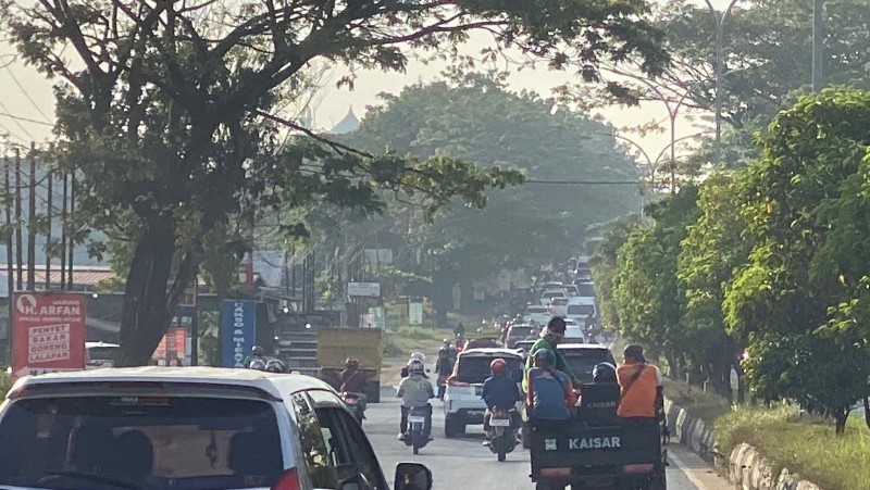 PADAT: para pengendara memadati kawasan Jalan Trikora dampak adanya penutupan jembatan A Yani Km 31.