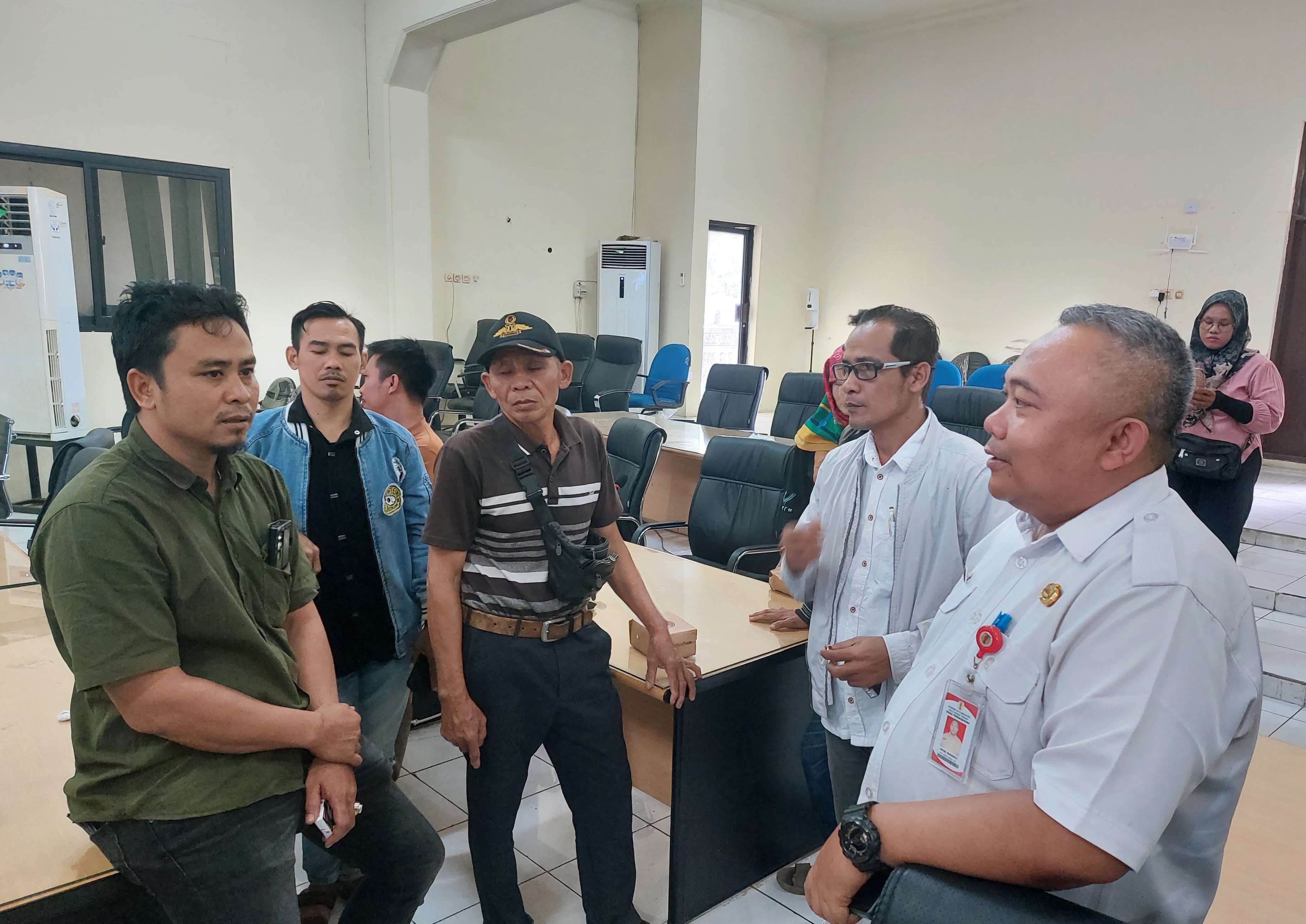 ASPIRASI: Rapat dengar pendapat antara pedagang sayur Pasar Keramat Barabai dengan Komisi II DPRD HST, Rabu (11/6).