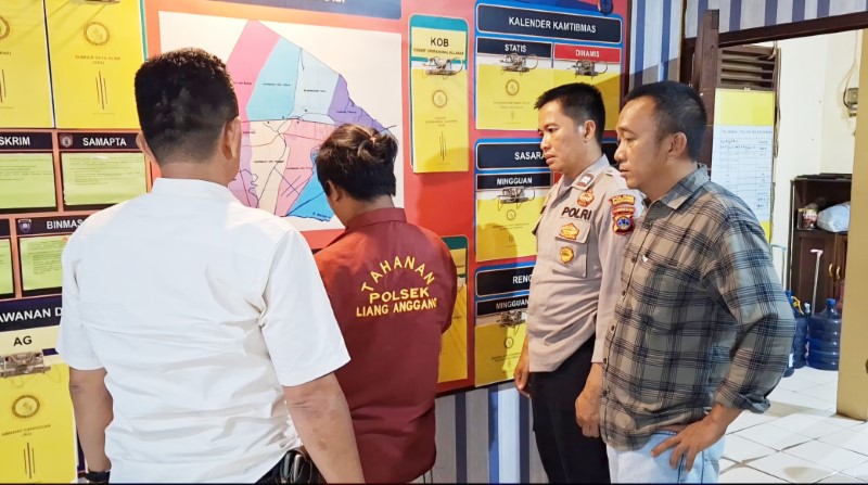 DIAMANKAN: Pria berinisial AA, pelaku pencurian mobil milik mertua saat diamankan kepolisian.