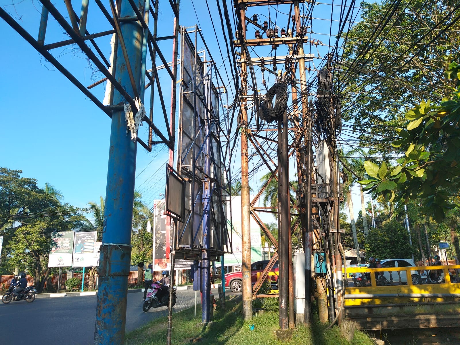 Jaringan kabel utilitas semrawut yang jamak ditemui di Banjarmasin. (Riyad Dafhi Rizki/Radar Banjarmasin)