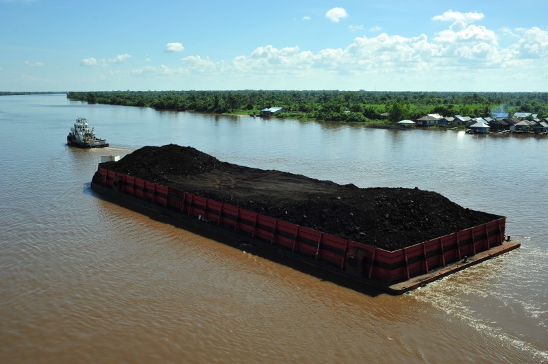 EMAS HITAM: Tongkang batu bara melintasi Sungai Barito, dipotret dari atas Jembatan Barito, 16 kilometer dari Banjarmasin.