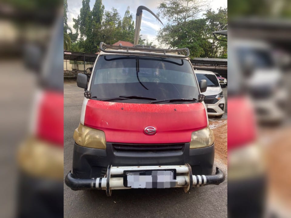 DIAMANKAN: Inilah mobil pikap yang diduga digunakan S untuk membawa sawit curian di PT CPKA Desa Sungai Jelai, Kecamatan Tambang Ulang.