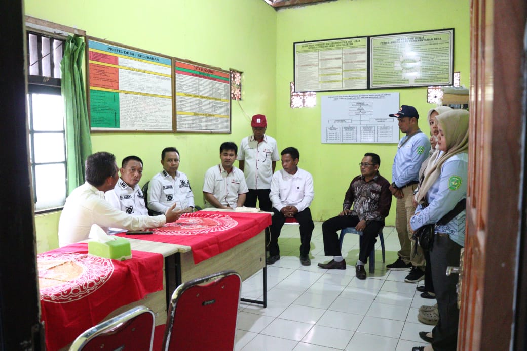 DISKUSI: Bupati Tapin H Yamani dan Wakil Bupati Tapin H Juanda berdiskusi dengan Ketua PMI Tapin Dedy Arief Budiman.