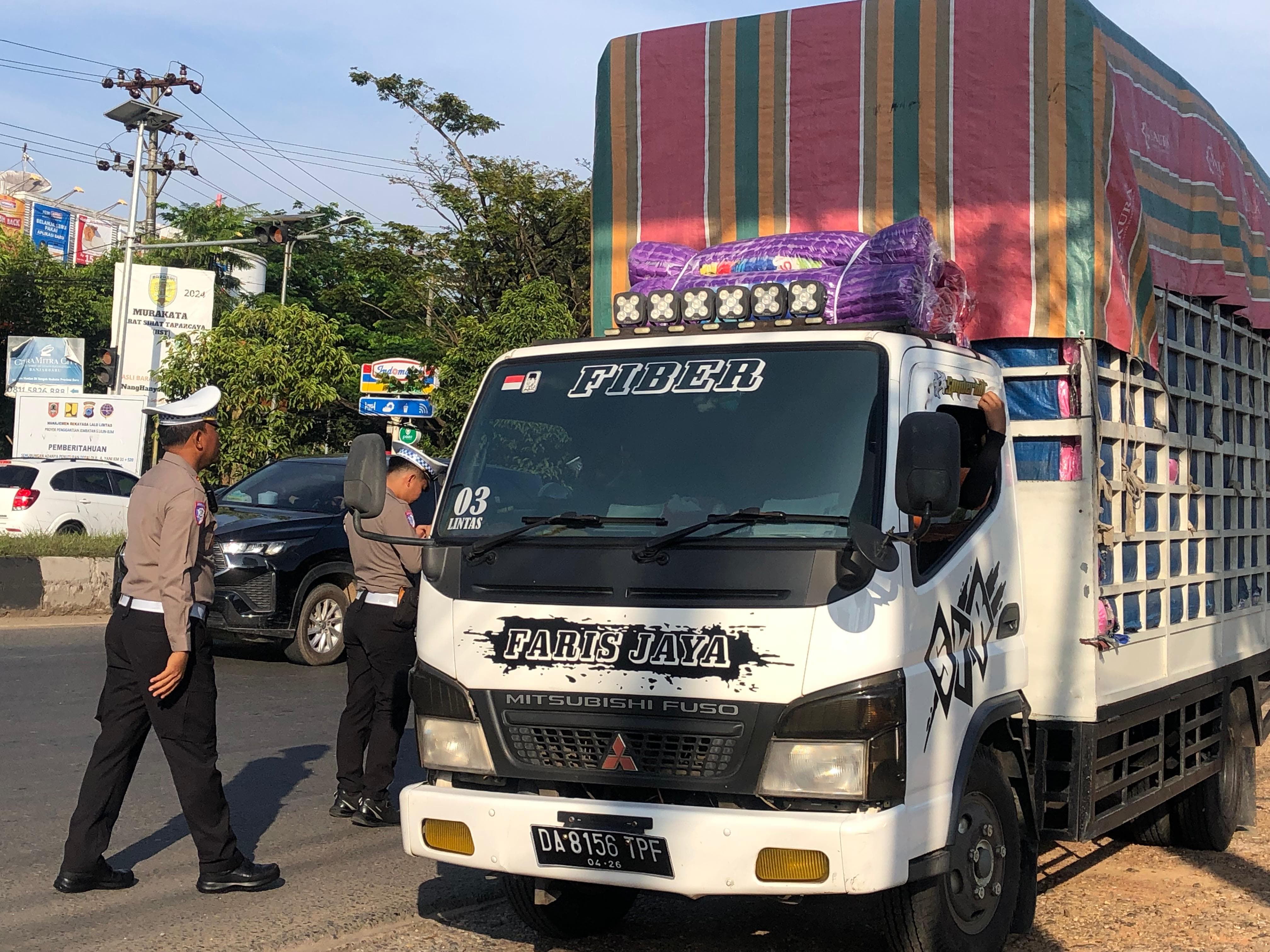 UJI KEPATUHAN: Satlantas Polres Banjarbaru saat melakukan uji kepatuhan dan kesadaran ketertiban lalu lintas. (SHEILA FARAZELA/RADAR BANJARMASIN)