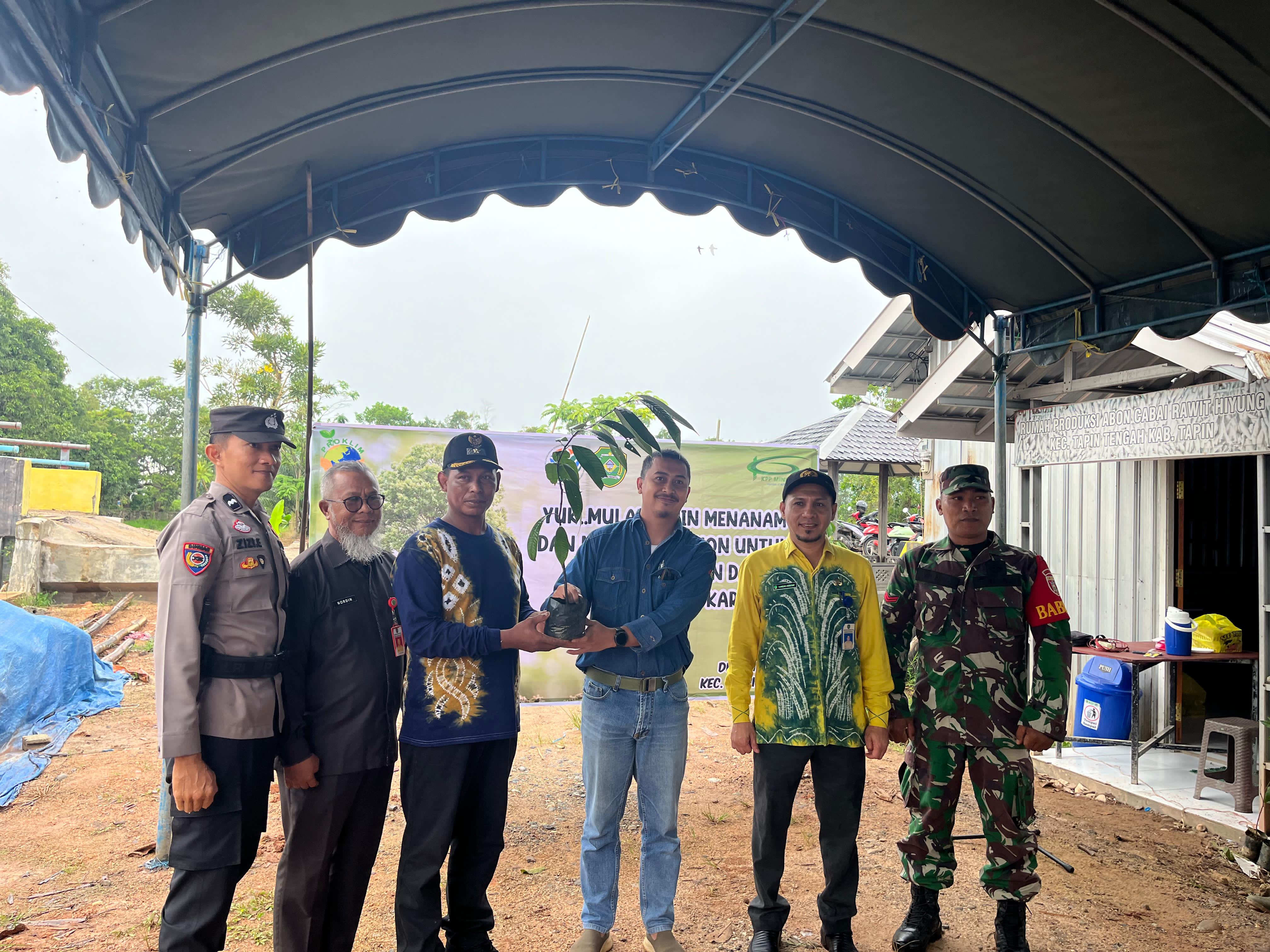 PENYERAHAN POHON:Perwakilan PT KPP menyerahkan pohon yang akan di tanam di Desa Hiyung.