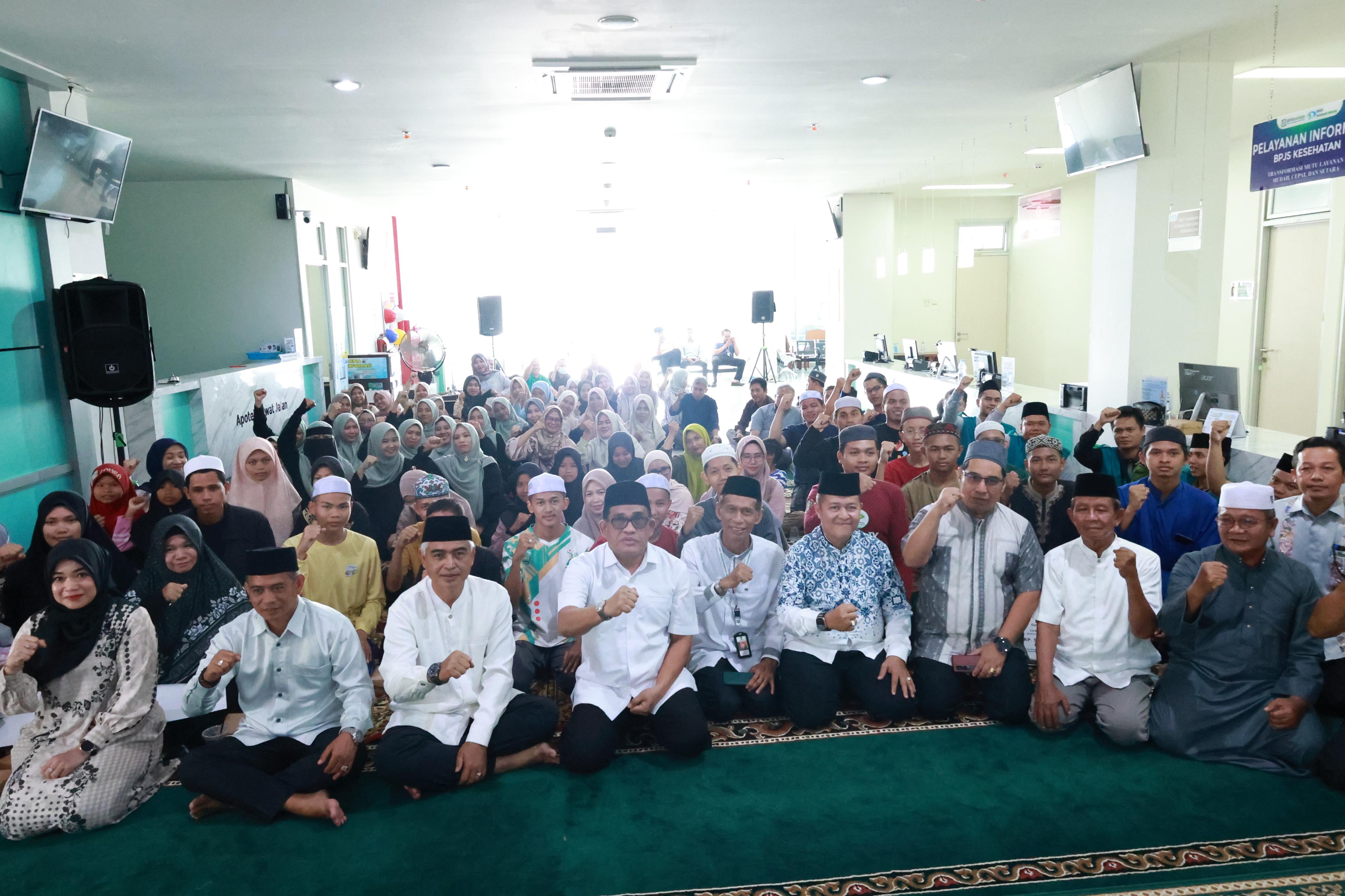 MOMEN:Bupati dan Wakil Bupati HSU, H Sahrujani dan Hero Setiawan foto bersama karyawan RSUD Pambalah Batung Amuntai dalam momen pembagian hewan kurban, Sabtu (7/6/2025).