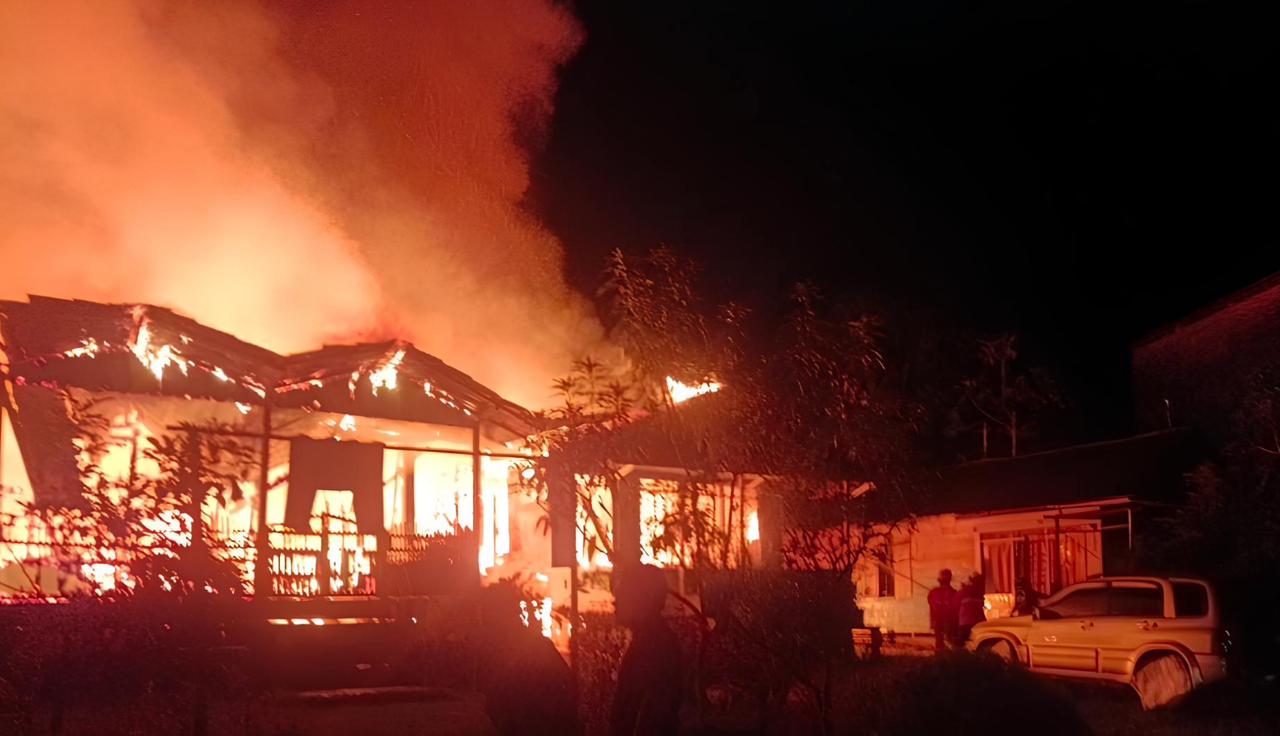 KOBARAN API:Petugas Damkar berupaya memadamkan api yang melahap tiga rumah warga di Gang Purnawirawan, Satui, Kamis (12/6/2025).(Foto:Damkar Tanah Bumbu untuk Radar Banjarmasin)