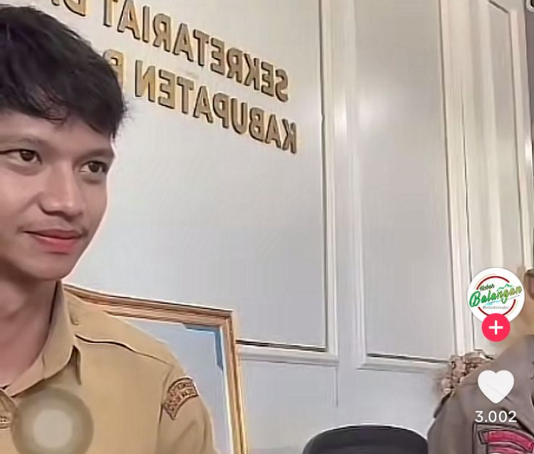 Tangkapan layar video pegawai honorer Pemkab Balangan yang bermain PlayStation di meja resepsionis kantor Bupati Balangan saat jam kerja. (TikTok)