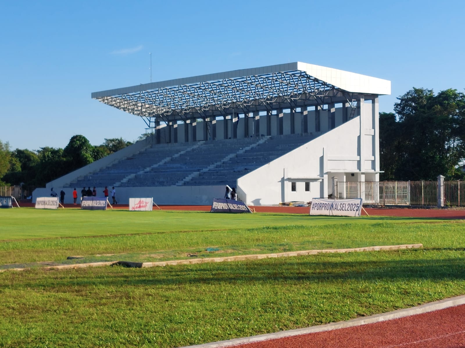 DILENGKAPI: Penampakan tribun timur Stadion Pertasi Kencana Pelaihari yang tengah dikerjakan Dinas PUPRP Tala. (Foto : Norsalim Yahya/Radar Banjarmasin)