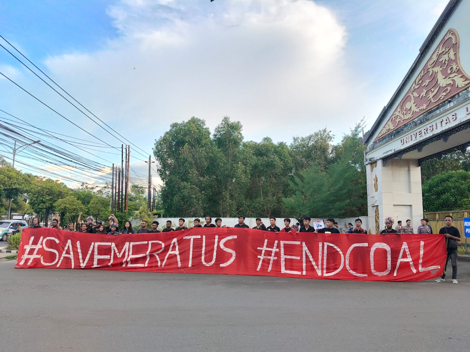 SAVE MERATUS: Aksi protes terhadap penambangan Raja Ampat dan rencana Taman Nasional Meratus di depan gerbang kampus ULM Banjarmasin.