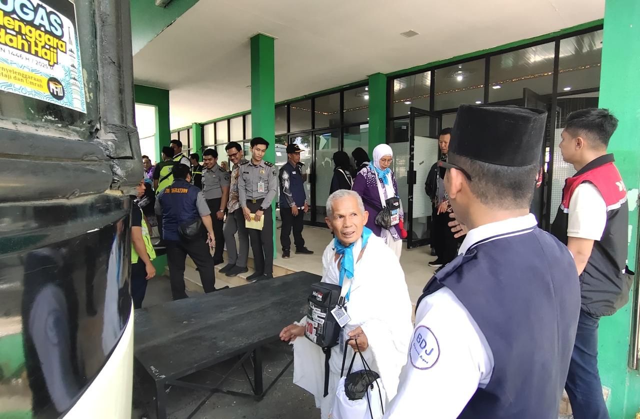BERANGKAT HAJI: Jemaah haji asal Kalsel saat keberangkatan ke Arab Saudi lalu. Mereka akan dijamu makanan khas Banjar begitu tiba, yakni soto dan sate. (dokumen)