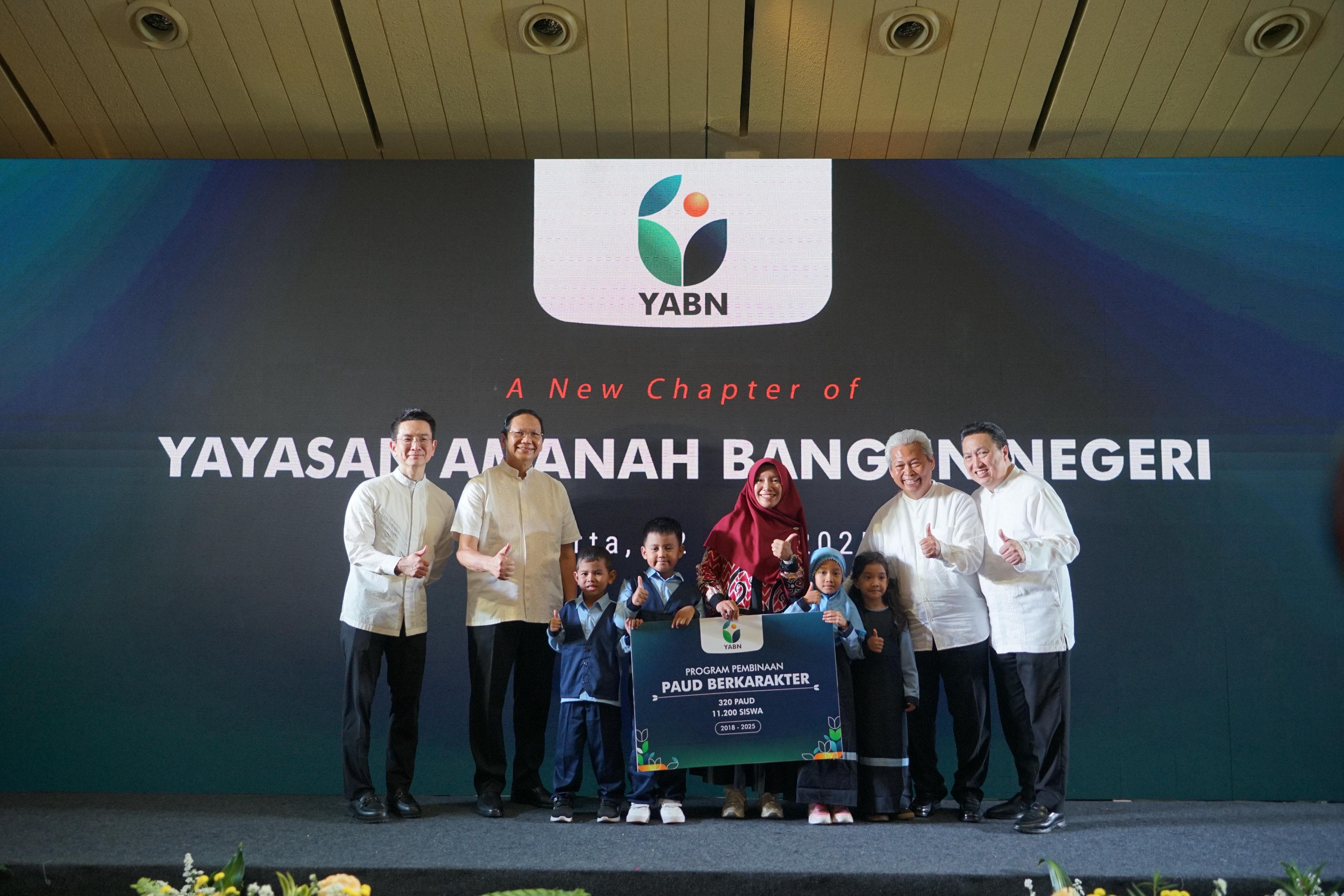 POSE:Pelajar SD penerima bantuan Satu Seragam Sejuta Harapan foto bareng Dewan Pembina YABN Garibaldi Thohir dan Christian Ariano Rachmat, Dewan Pengawas YABN Mohammad Effendi dan Budi Bowoleksono.