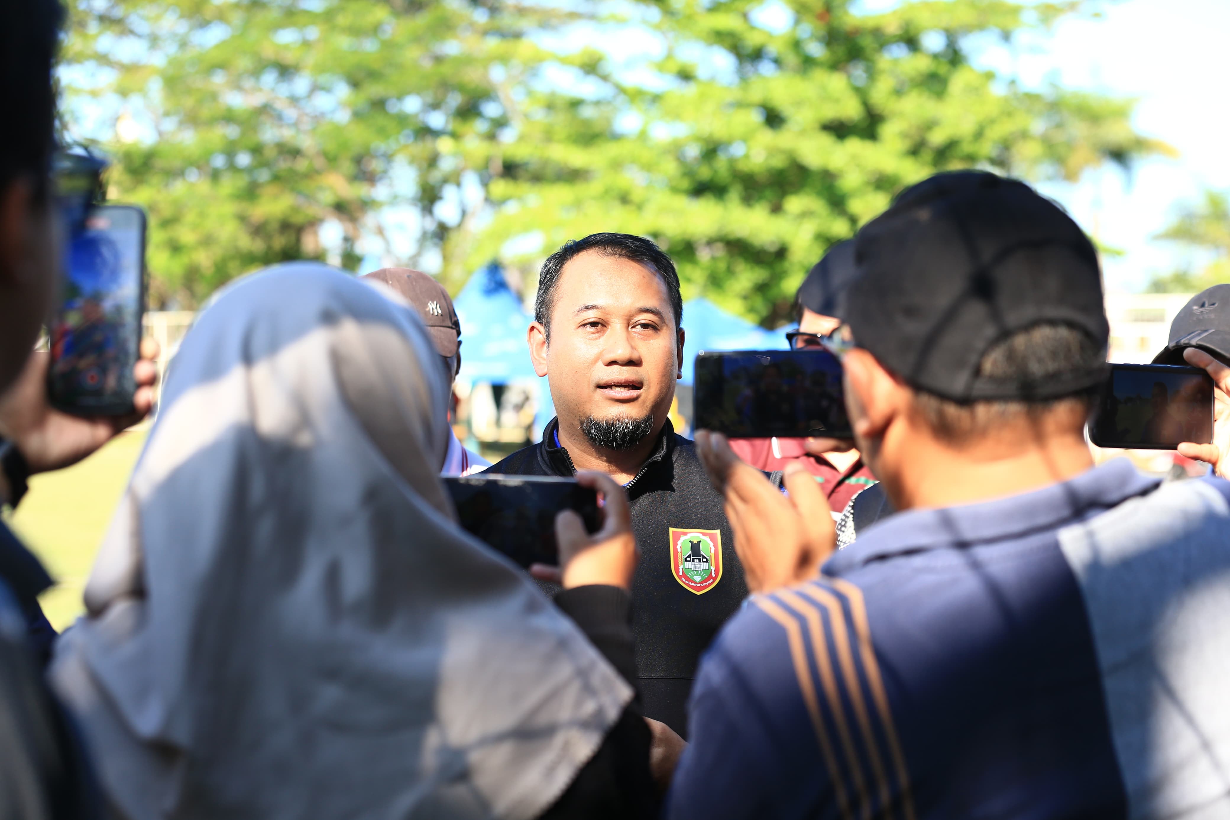 PERSIAPAN: Plt Kepala Dispora Kalsel, M. Fitri Hernadi (kanan), saat memberikan keterangan mengenai persiapan Porprov Tanah Laut 2025, Jumat (13/6/2025) pagi.