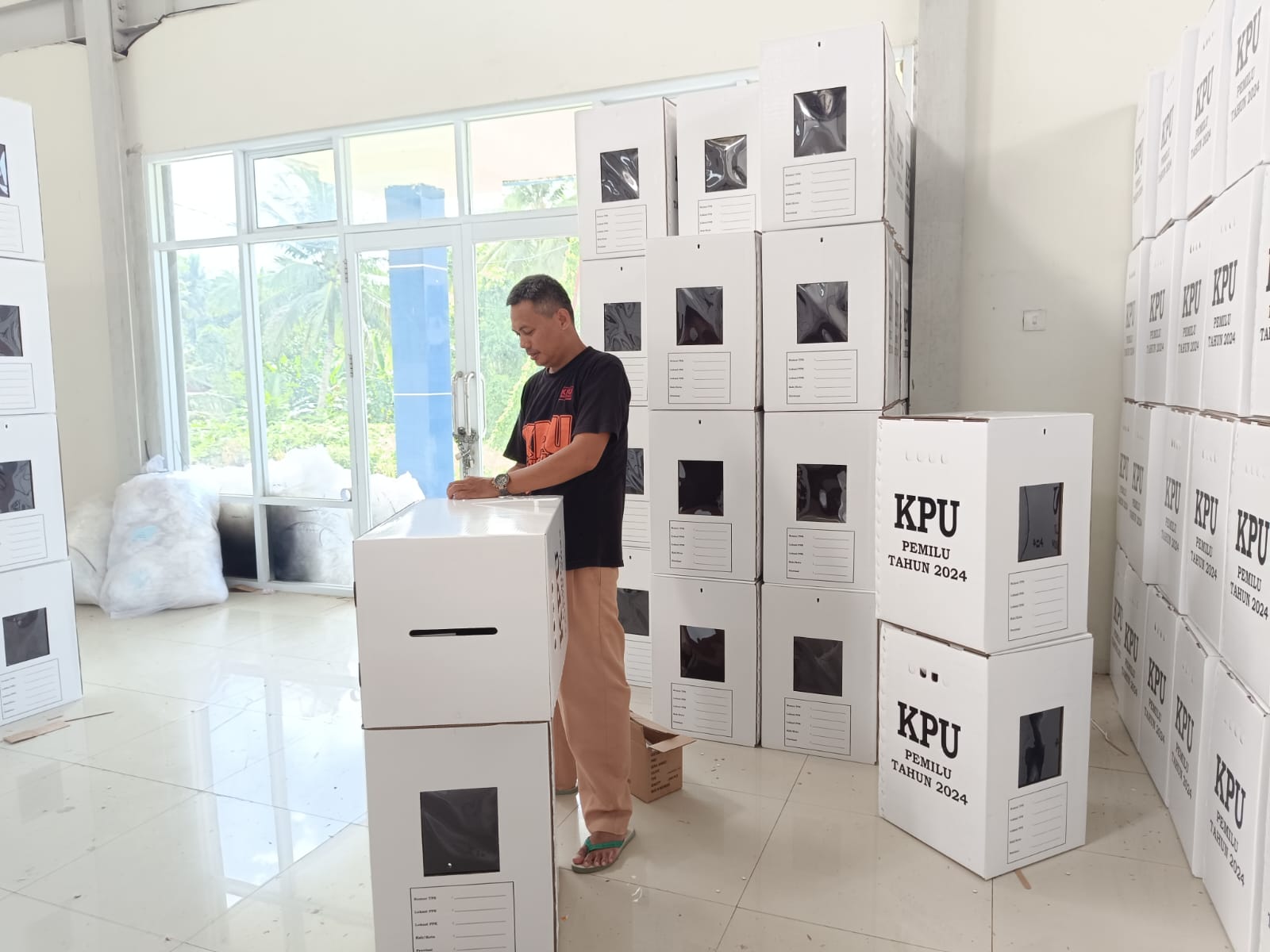 LAKU: Logistik Pemilu 2024 sukses dilelang KPU Kabupaten HSS.