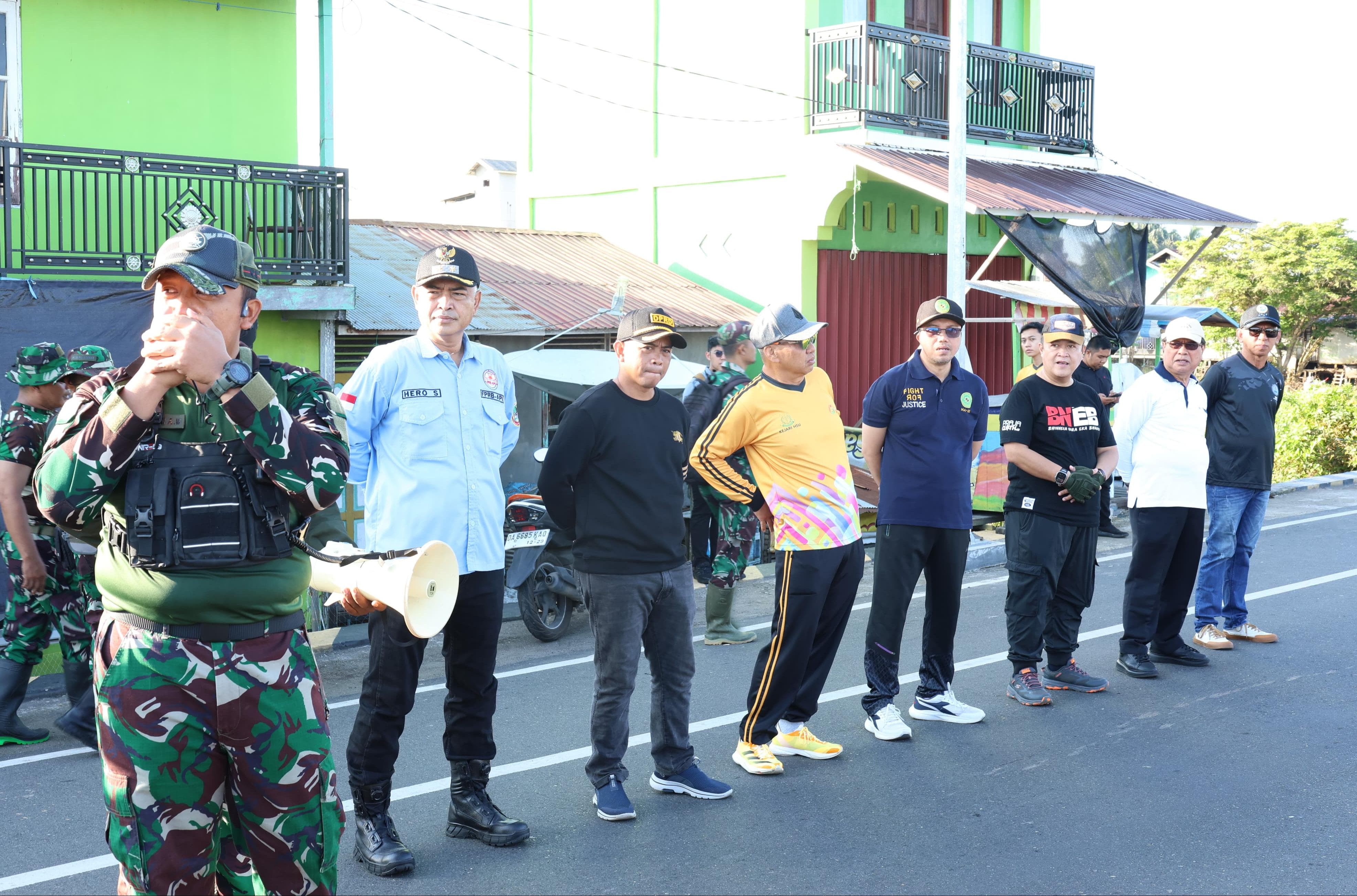 ARAHAN: Dandim 1001 Letkol Kav Gunantyo Ady Wiryawan, dan dihadiri pimpinan Forkopimda memberikan arahan kepada peserta aksi Jumat bersih di By-pass Amuntai, Jumat (13/4/2025).
