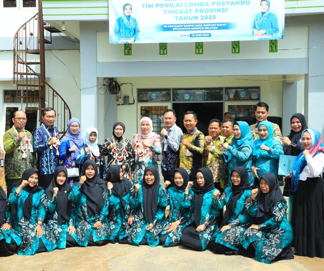 MOMEN:Ketua TP Posyandu HSU, Hj Murniati dan Wakil Ketua TP PKK HSU, Mayang Melani foto bersama dengan kader dan pejabat SKPD di depan Posyandu Bonsai, Kecamatan Amuntai Selatan.