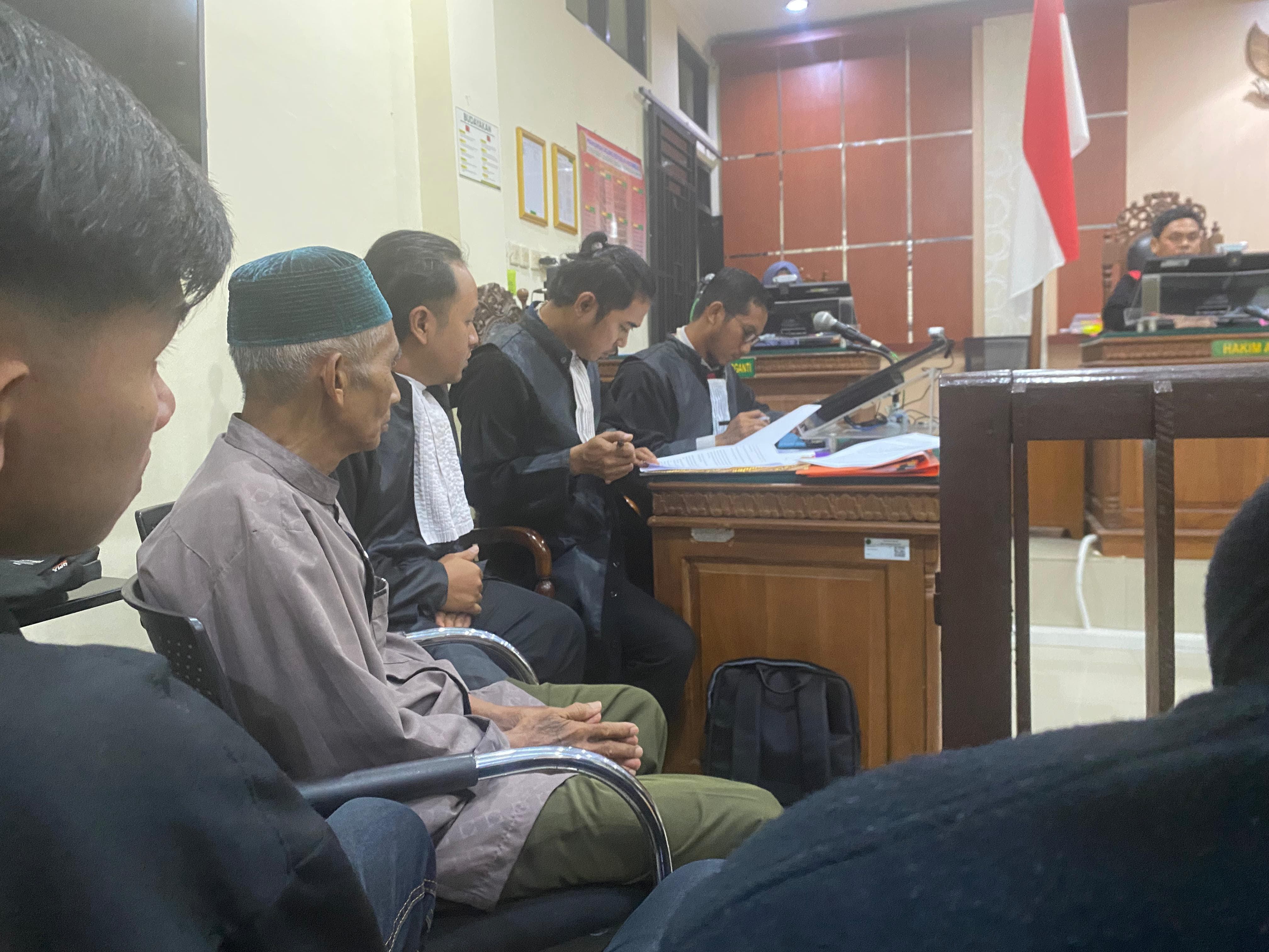 MASIH BERJUANG: Kakek Kahpi didampingi tim penasihat hukumnya hadir langsung dalam sidang PK atas vonis putusan Kasasi MA di PN Martapura, Kamis (12/6).
