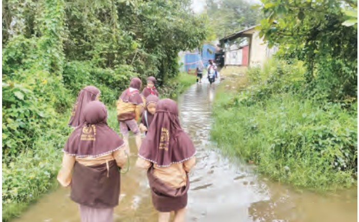 CALAP: Akses menuju SDN Sungai Jingah 5 yang kerap direndam banjir.