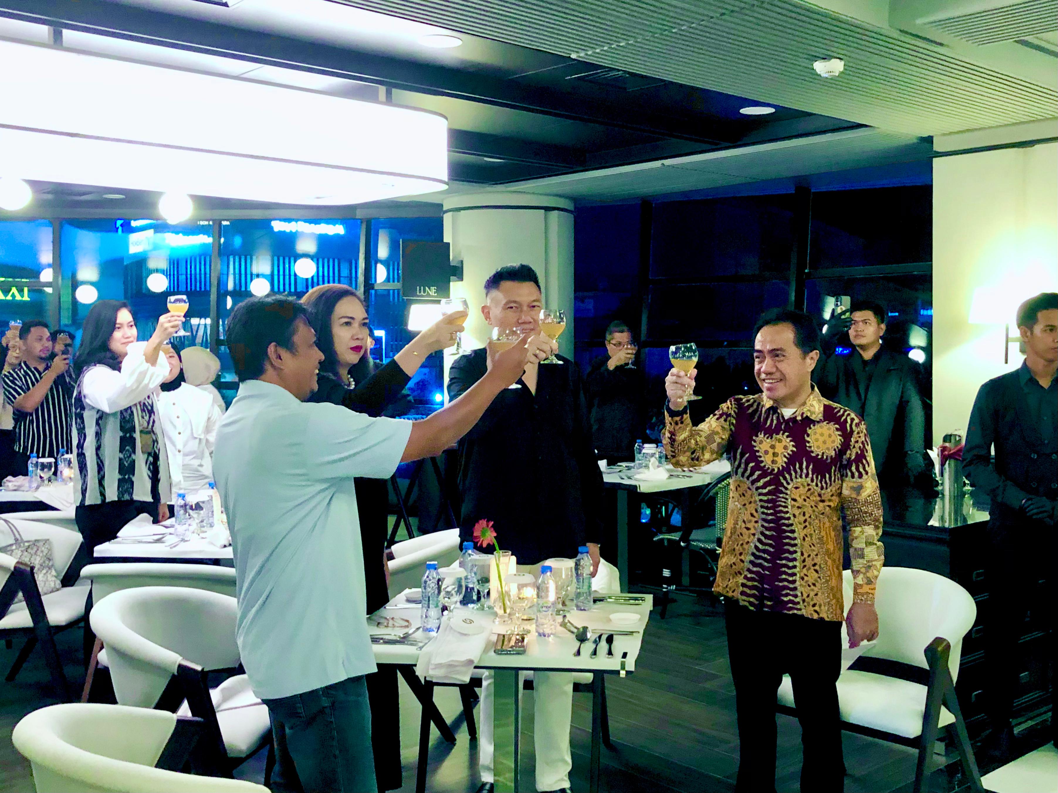 BERSULANG:Para tamu undangan merayakan peresmian LUNE Restaurant Galaxy Hotel Banjarmasin.