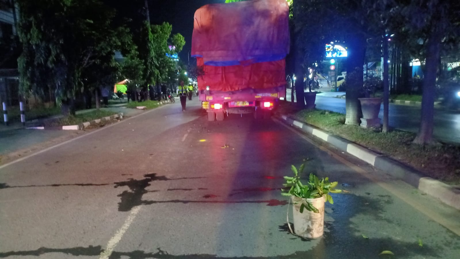 TKP:Seorang pengendara Honda Beat tewas di tempat setelah menghantam truk mogok di Kayutangi, Sabtu (14/6/2025) dini hari.(Foto:Satlantas Polres Banjarmasin untuk Radar Banjarmasin)