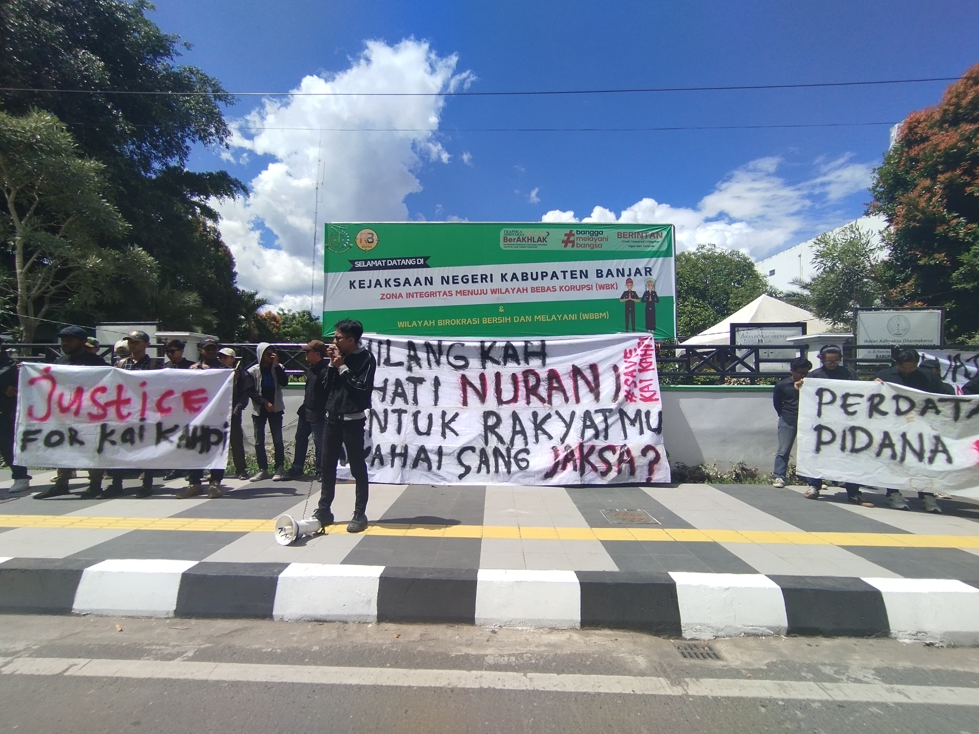 UNJUK RASA:Alisansi Mahasiswa Kalsel Bersama Rakyat saat menyuarakan dukungannya terhadap Kakek Kahpi yang divonis MA 1 tahun penjara, 5 Juni 2025 lalu.(Foto:Fadlan Zakiri/Radar Banjarmasin)