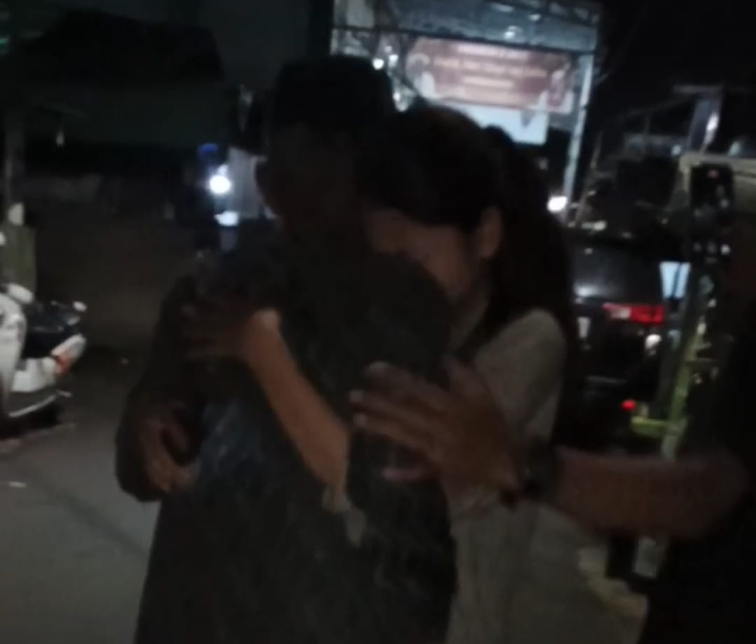 TERPUKUL:Kakek Kahpi dipeluk salah satu keluarga saat dijemput petugas Kejaksaan Negeri Kabupaten Banjar menuju Lapas Banjarbaru, Kamis (12/6/2025) malam di Banjarmasin.(Foto:Aliansi Mahasiswa)