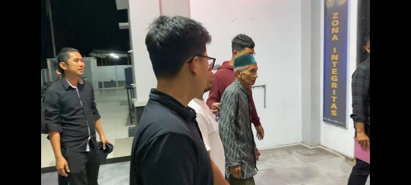 DIEKSEKUSI: Kakek Kahpi dijemput oleh petugas Kejaksaan Negeri Banjar atas vonis satu tahun dari MA dalam kasus penyerobotan tanah.