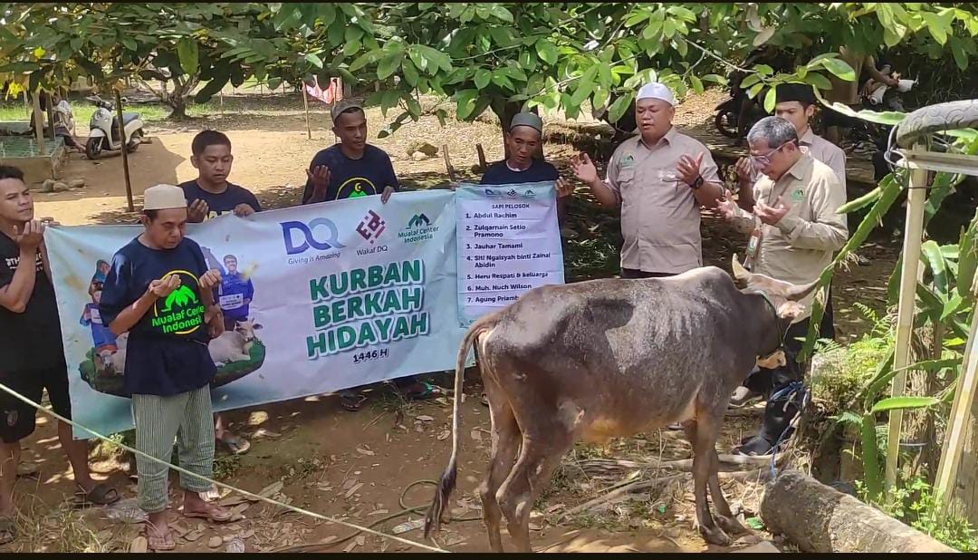 BERDOA:Tim Mualaf Center Indonesia Wilayah Kalsel dan Dompet Qur&rsquo;an menyalurkan hewan kurban di Desa Miulan, Pegunungan Meratus, HST, Ahad (8/6/2025).(foto:Dokumentas MCI Kalsel)