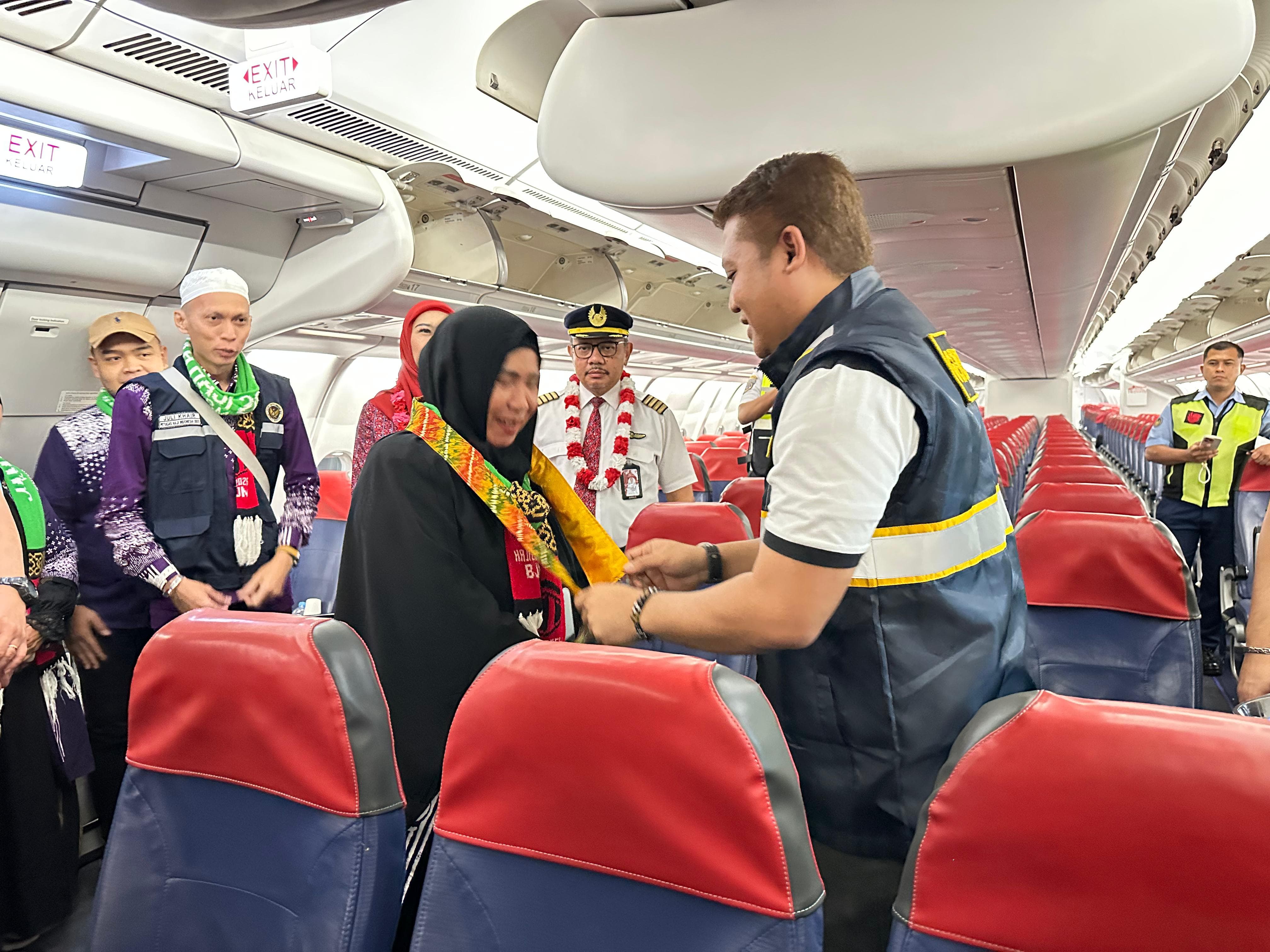 SELAMAT DATANG:GM Bandara Internasional Syamsudin Noor, Khaerul Assidiqi menyambut kedatangan perdana jamaah haji asal Kalsel di Bandara Syamsudin Noor, Minggu (15/6/2025) dini hari.(Humas)