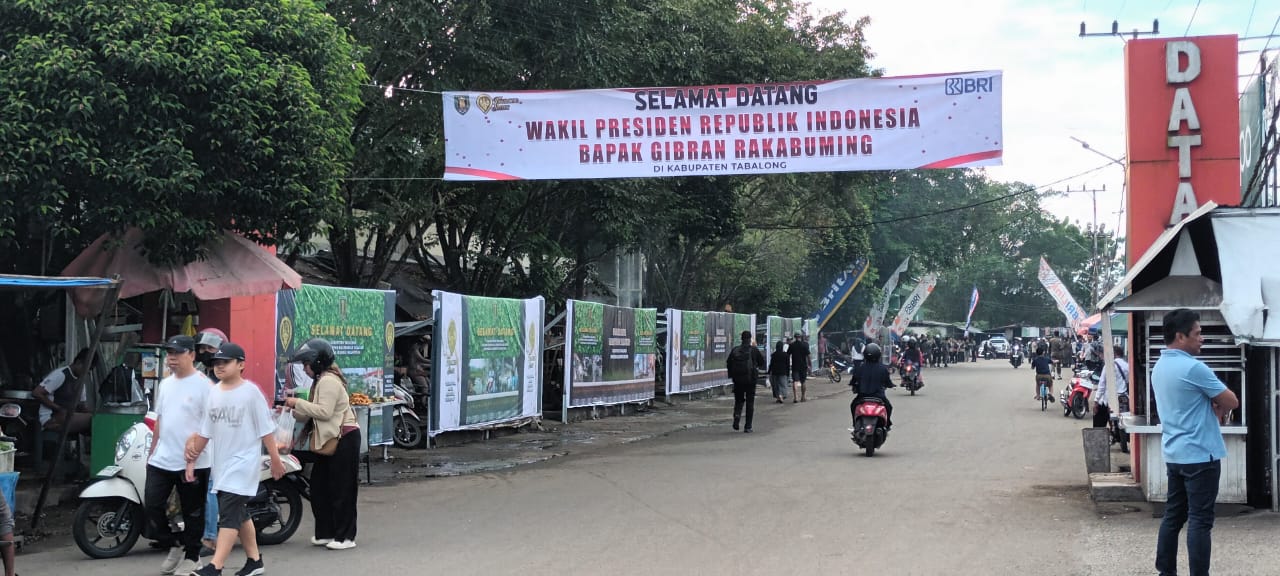 DISAMBUT:Spanduk selamat datang Wapres RI Gibran Rakabuming dipasang di Pasar Tanjung, Kabupaten Tabalong, Minggu (15/6/2025).(foto:Ibni Dwi Wahyudi/Radar Banjarmasin)