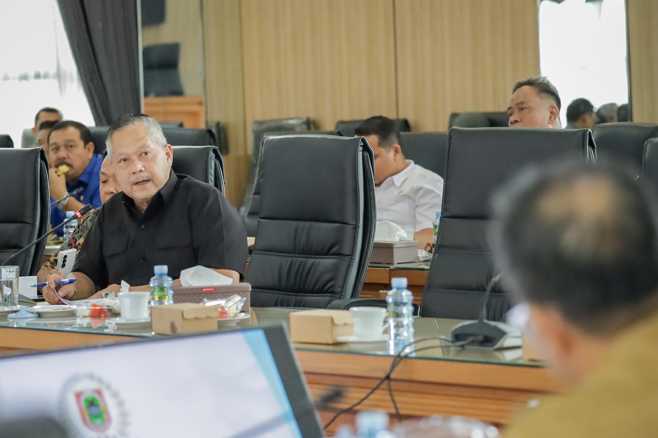 ALOT:Anggota DPRD Kalsel, Gusti Iskandar Sukma Alamsyah mempertanyakan rencana penyertaan modal Rp40 miliar kepada Jamkrida Kalsel, Selasa (10/6/2025).(foto:M Oscar Fraby/Radar Banjarmasin)