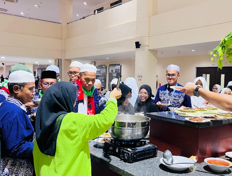 Kloter 1 tiba di Asrama Haji Banjarmasin di Banjarbaru dan menyantap makanan khas soto banjar dan sate. (Humas Kemenag Kalsel untuk Radar Banjarmasin) &nbsp;