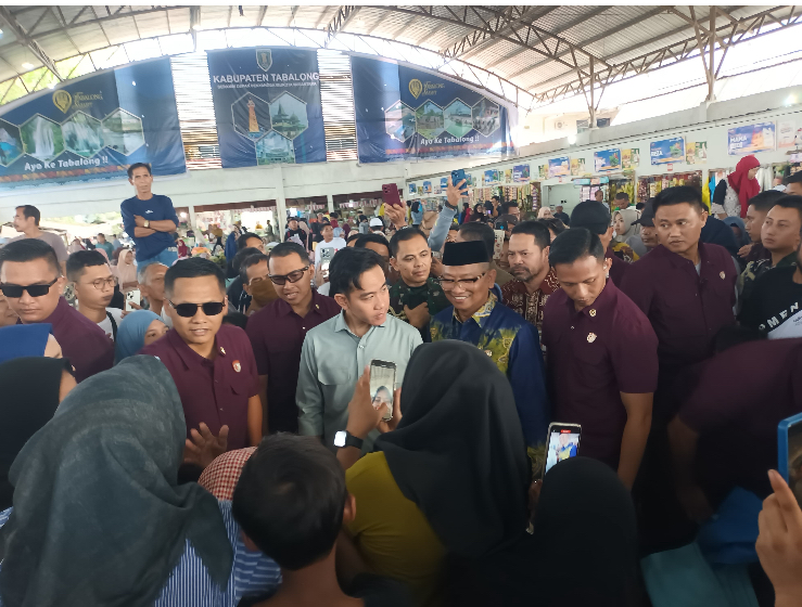 Wakil Presiden Gibran Rakabuming Raka menyapa warga Tabalong di Pasar Tanjung, Minggu (15/6). (Ibnu Dwi Wahyudi/Radar Banjarmasin)
