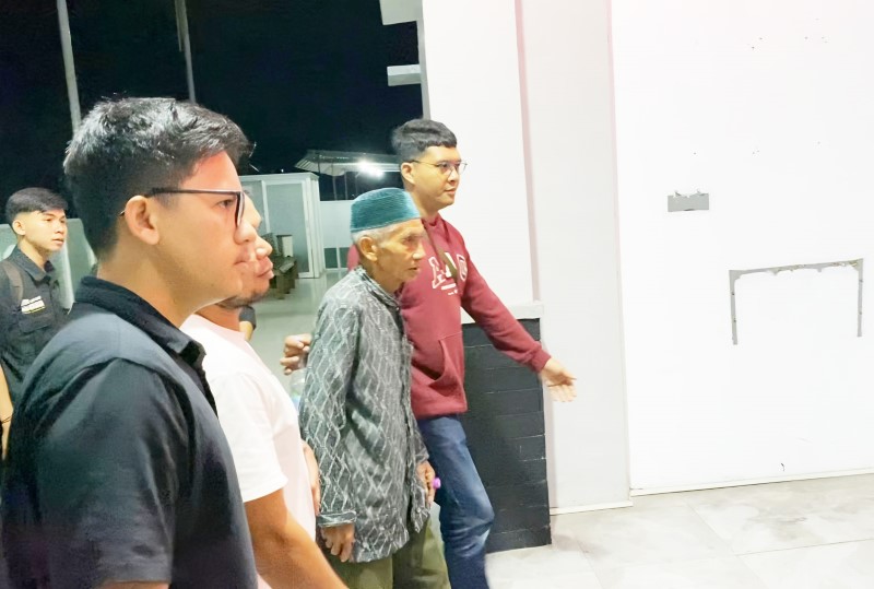 PASRAH: Kahpi terlihat lemas ketika petugas Kejari Banjar menggiringnya menuju sel di Lapas Kelas IIB Banjarbaru pada Jumat (13/6) dini hari.