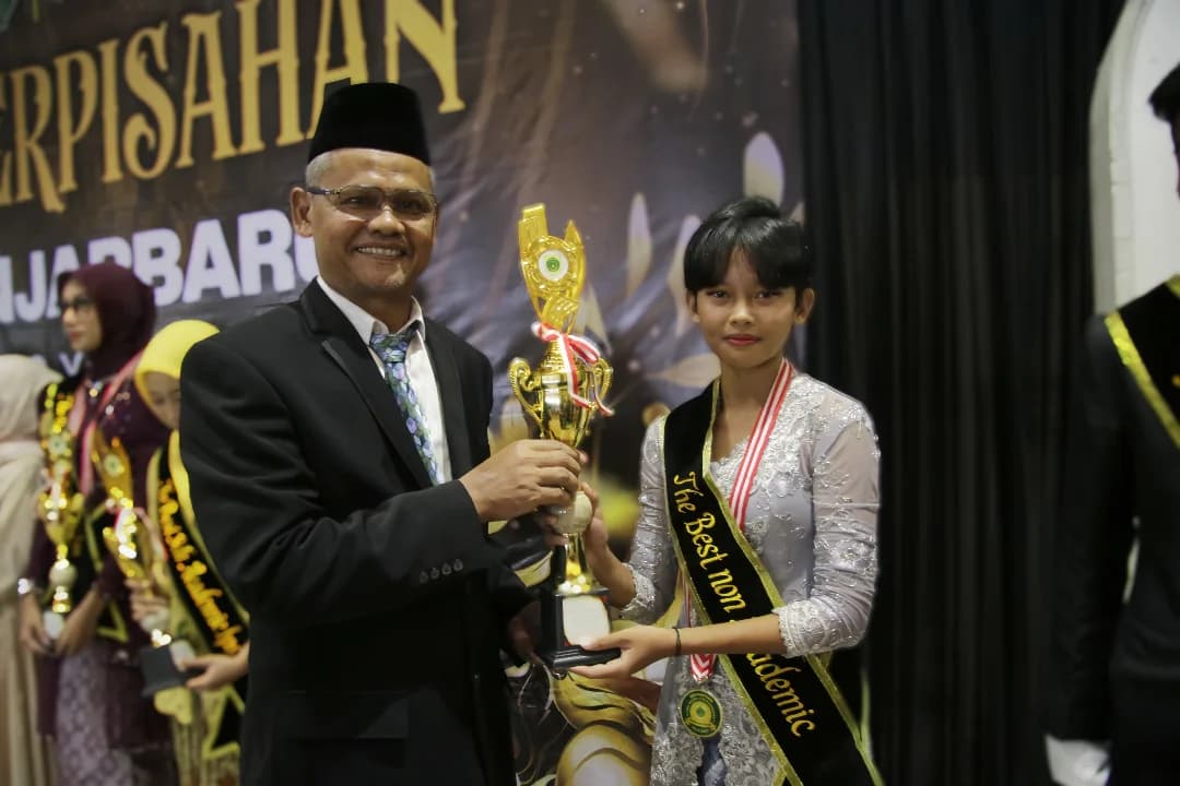 PRESTASI: Putri Febiana menerima penghargaan sebagai siswi berprestasi 1st seangkatan 2024/2025 saat acara kelulusan SMA Negeri 2 Banjarbaru 15 Mei 2025 lalu.