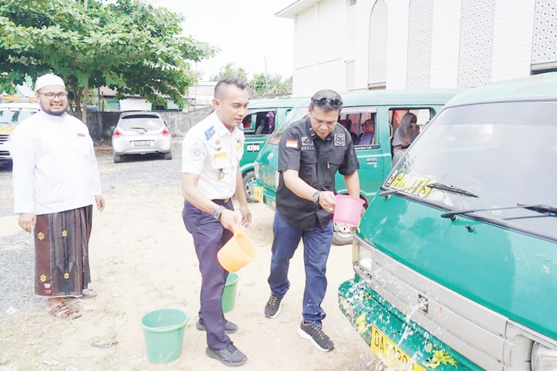 TAPUNG TAWAR: Prosesi peresmian operasional layanan angkutan feeder gratis bagi santri di wilayah Martapura, Kabupaten Banjar, Sabtu (14/6). (DOK DISHUB BANJAR)