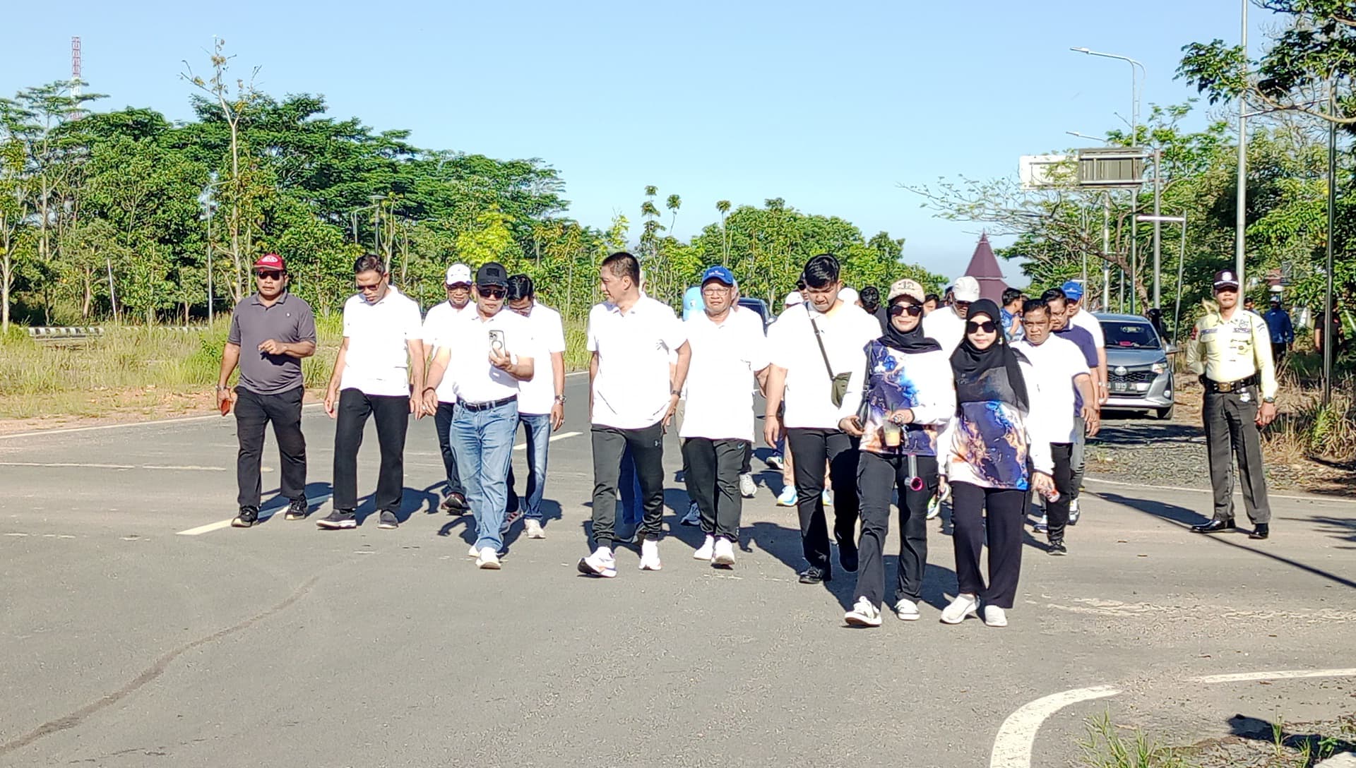 OLAHRAGA:Bank Kalsel menggelar jalan santai bersama ASN Pemprov Kalsel, Jumat (13/6/2025) pagi.