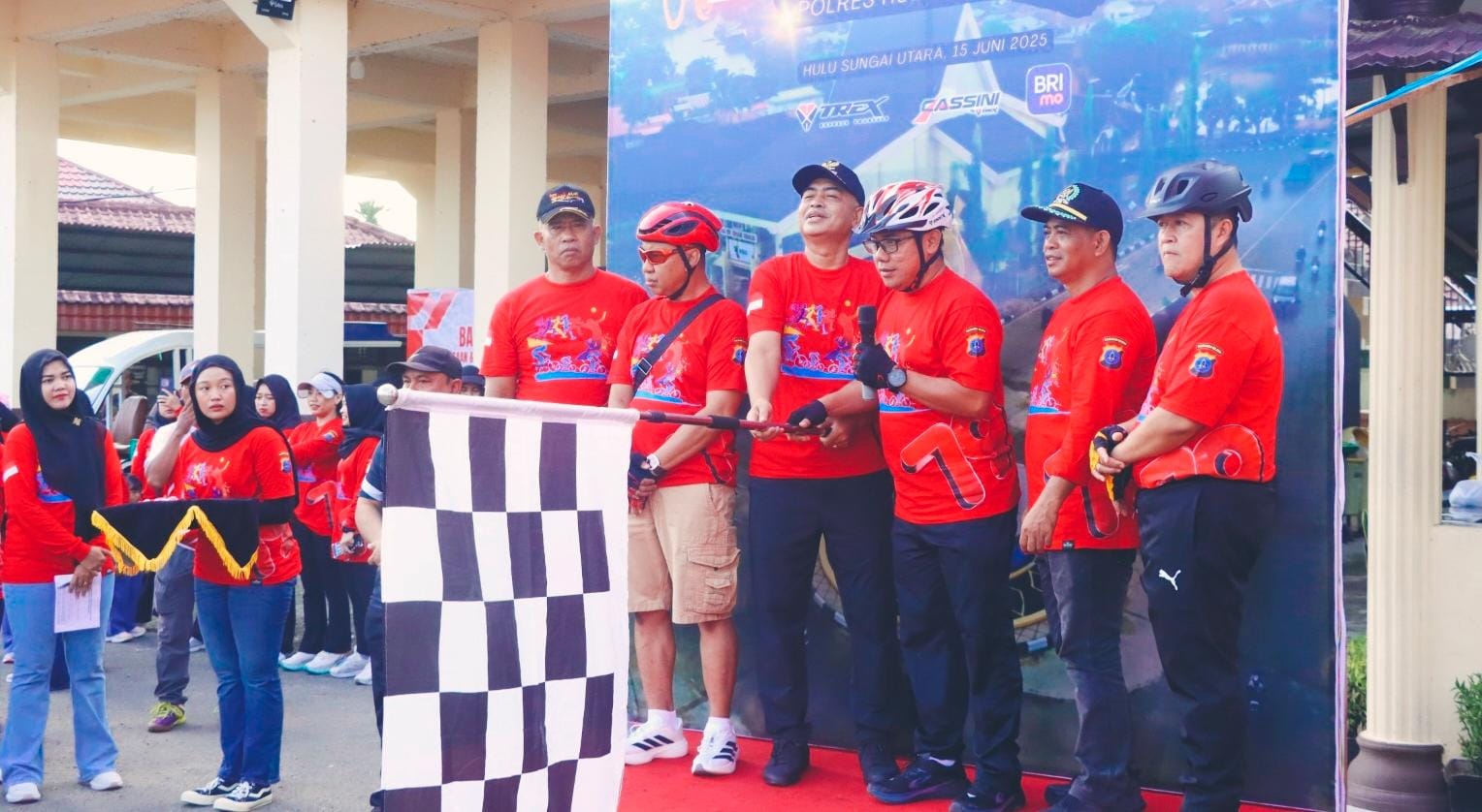 START:Wabup HSU, Hero Setiawan bersama Kapolres HSU, AKBP Agus Nuryanto dan unsur forkopimda melepas peserta fun bike sambut Hari Bhayangkara tahun 2025 di Halaman Polres HSU, Minggu (15/6/2025).