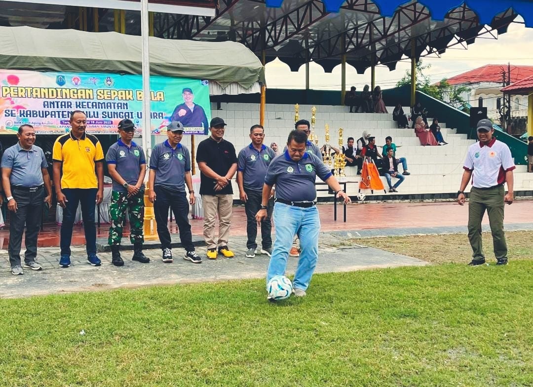 KICK OFF:Sekda HSU, Adi Lesmana bersiap menendang bola menandai dimulainya turnamen sepak bola di Lapangan Pahlawan Amuntai, Jumat (14/6/2025).