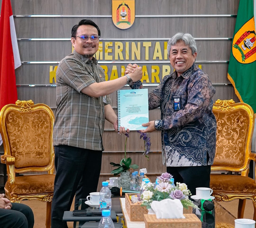 AUDIENSI:PJ Wali Kota Banjarbaru, Subhan Nor Yaumil menerima laporan rekomendasi strategis dari Kepala BPKP Kalsel, Ayi Riyanto.(Foto:MC Banjarbaru untuk Radar Banjarmasin)
