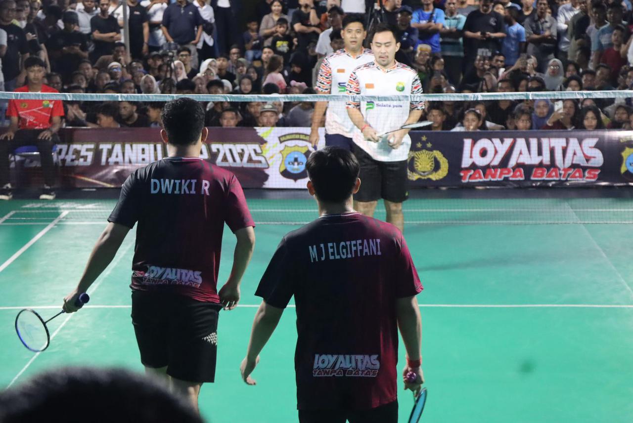 ///ANTUSIAS: Peserta bertanding dalam laga bulutangkis Kapolres Tanah Bumbu Cup 2025, disaksikan penonton yang antusias di GOR setempat. (Foto: Humas Polres Tanah Bumbu untuk Radar Banjarmasin)