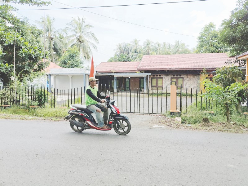 KANTOR BAWASLU: Eks rumah dinas Ketua DPRD HSS di Jalan Singakarsa, Kandangan dipinjam-pakaikan sebagai Kantor Sekretariat Bawaslu HSS. (Foto Salahudin/Radar Banjarmasin)
