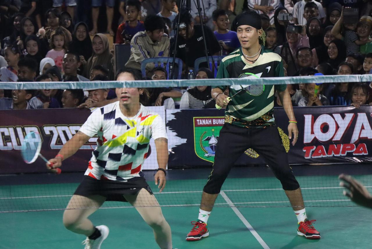///ANTUSIAS: Peserta bertanding dalam laga bulutangkis Kapolres Tanah Bumbu Cup 2025, disaksikan penonton yang antusias di GOR setempat. (Foto: Humas Polres Tanah Bumbu untuk Radar Banjarmasin)