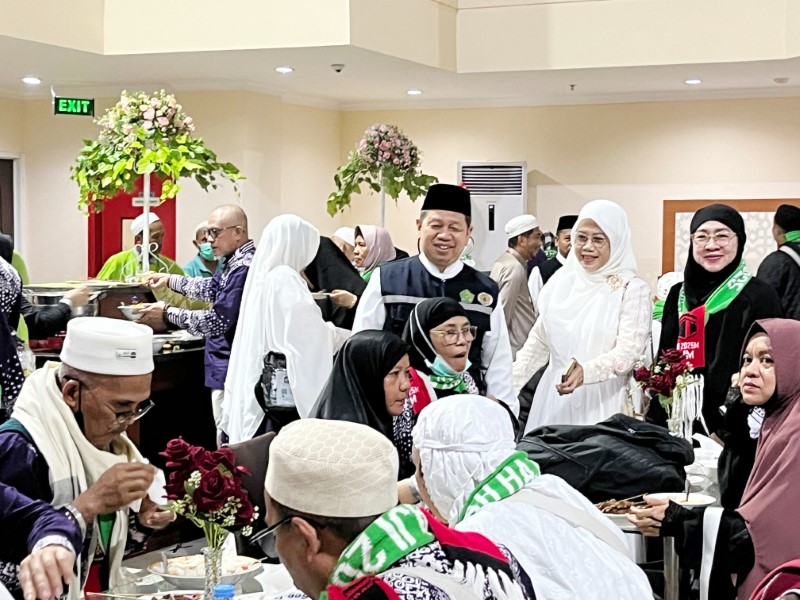 TIBA: Para jemaah haji kloter 01 asal Banjarmasin saat tiba di Asrama Haji Embarkasi Banjarmasin, Minggu (15/6).