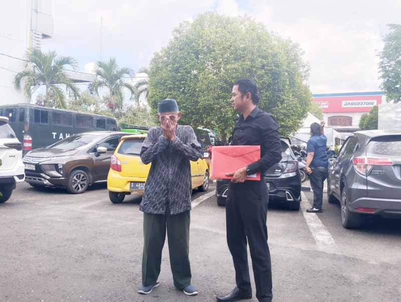 SIDANG: Kakek Kahpi (73) bersama penasihat hukumnya saat akan menjalani sidang Peninjauan Kembali (PK), Kamis (12/6) lalu.