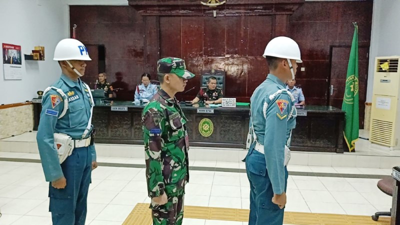 SIDANG: Prajurit TNI AL Kelasi Satu, Jumran berdiri di hadapan majelis hakim dalam sidang pembacaan vonis kasus pembunuhan jurnalis Juwita di Pengadilan Militer I-06 Banjarmasin di Banjarbaru