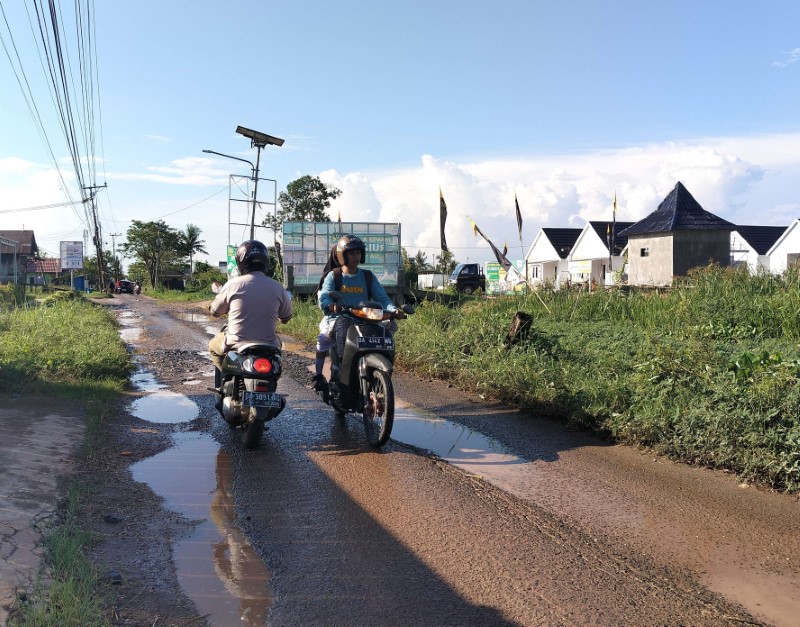 BERLUBANG: Kondisi Jalan Tatah Belayung di Banjarmasin Selatan yang rusak parah.