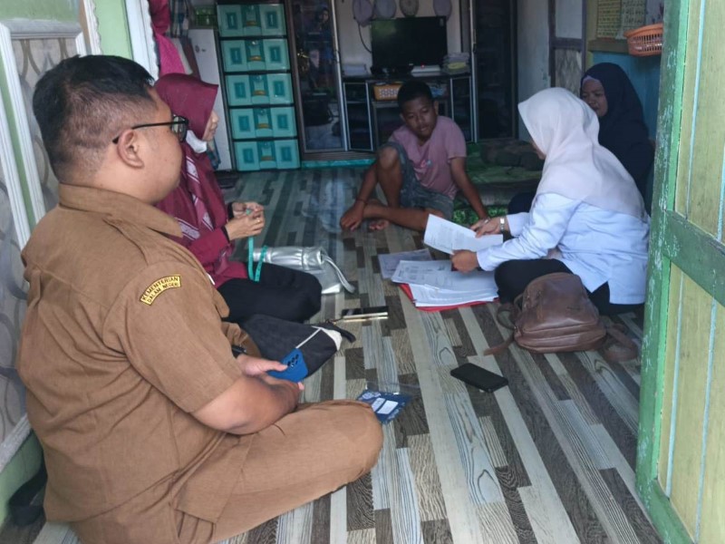 SELEKSI: Petugas Dinsos menyambangi rumah seorang anak yang lolos seleksi Sekolah Rakyat.